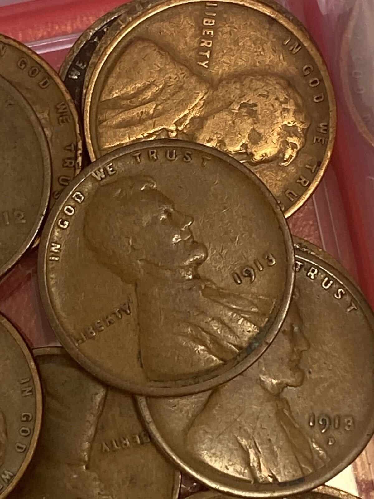 Box of Old Lincoln Wheat Pennies. Look at Pictures Carefully Then Make Your Bid
